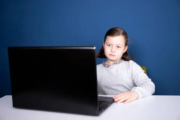 Formazione Online Distanza Ragazza Della Scuola Guardando Lezioni Educazione Online — Foto Stock