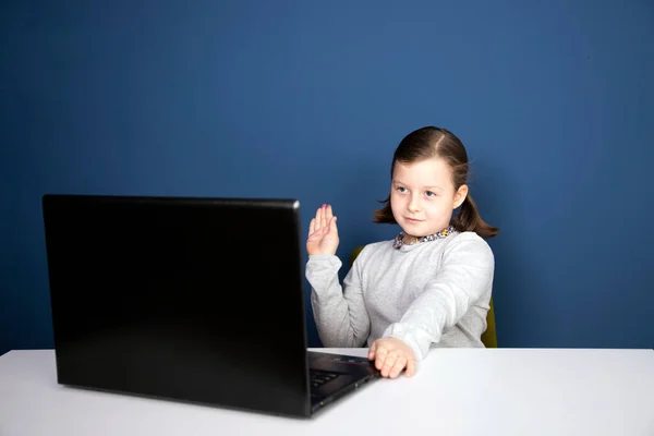 Formazione Online Distanza Ragazza Della Scuola Guardando Lezioni Educazione Online — Foto Stock