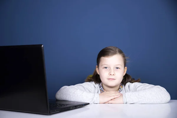 Formazione Online Distanza Ragazza Della Scuola Guardando Lezioni Educazione Online — Foto Stock