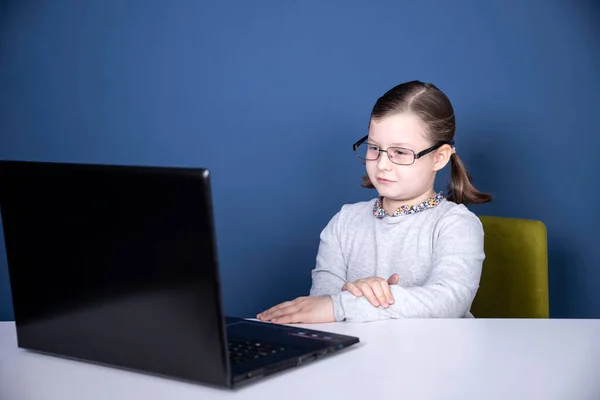 Formazione Online Distanza Ragazza Della Scuola Guardando Lezioni Educazione Online — Foto Stock