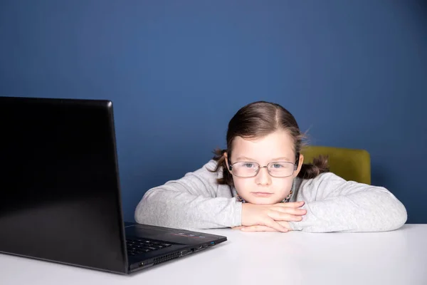 Distance Learning Online Education School Girl Watching Online Education Classes — Stock Photo, Image