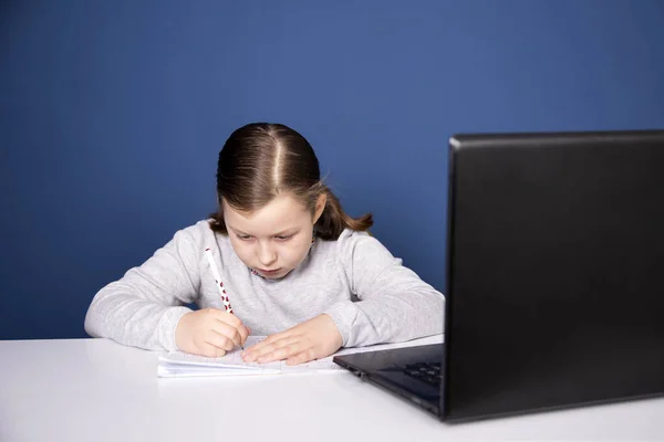 Distance Learning Online Education School Girl Watching Online Education Classes — Stock Photo, Image