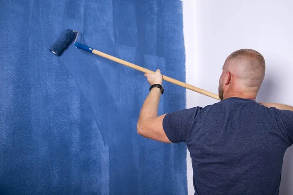 Jovem Homem Feliz Pintando Parede Interior Com Rolo Pintura Nova — Fotografia de Stock