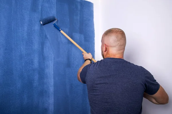 Jovem Homem Feliz Pintando Parede Interior Com Rolo Pintura Nova — Fotografia de Stock