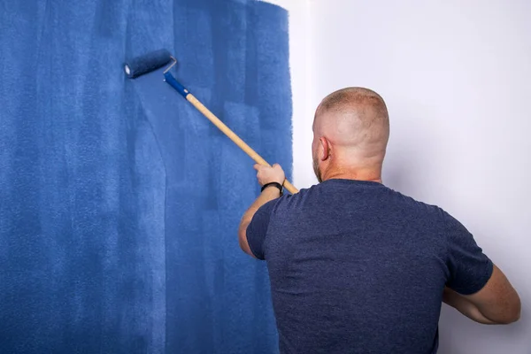 Jeune Homme Heureux Peinture Mur Intérieur Avec Rouleau Peinture Dans — Photo