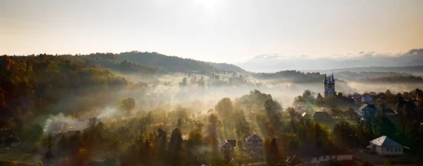 Vista Aérea Del Pueblo Niebla Con Rayos Sol Dorados Amanecer — Foto de Stock