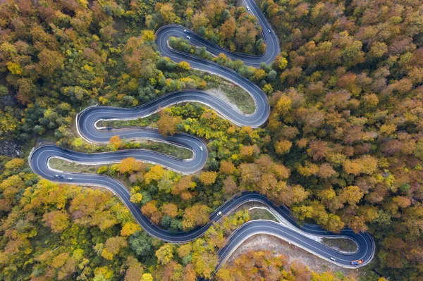 Sonbaharda Insansız Hava Aracından Manzaralı Kıvrımlı Bir Yol Göründü — Stok fotoğraf