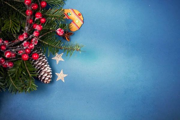 Урожай Різдвяний Фон Імбирним Печивом Гілкою Соснового Дерева Синьому — стокове фото