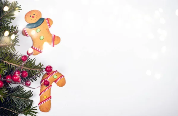 Різдвяний Фон Імбирним Печивом Гілкою Соснового Дерева Білому — стокове фото