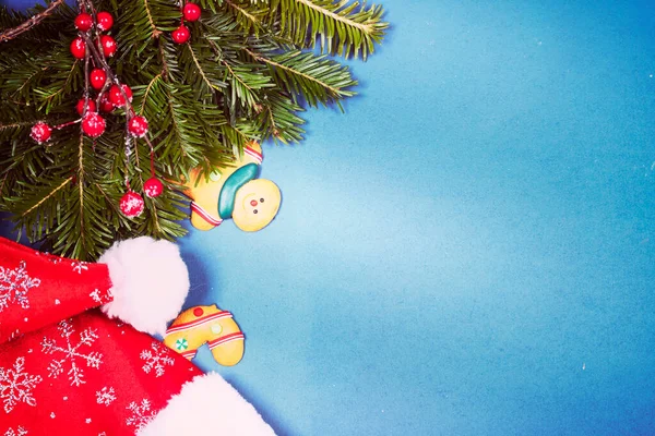 Урожай Різдвяний Фон Імбиром Санта Капелюх Гілка Соснового Дерева Синьому — стокове фото