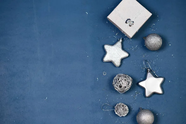 有银质礼品盒和蓝色圣诞球的老式圣诞背景 — 图库照片