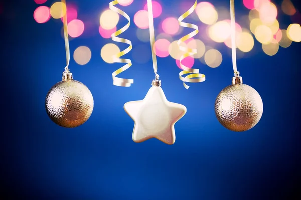 黄金のクリスマスの装飾と魔法の休日の光と休日の背景 — ストック写真