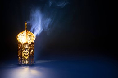 Süslü Arap feneri. Geceleri yanan mum ve parıldayan altın bokeh ışıkları. Müslüman kutsal ayı Ramazan Kareem için kutlama kartı.