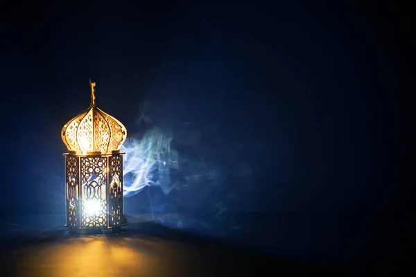 아라비아식 장식의 등에는 촛불이 황금빛보케 있습니다 이슬람 성월인 라마단 카림의 — 스톡 사진