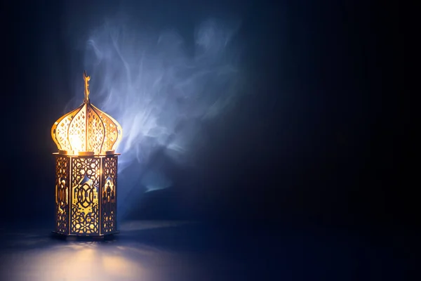 Украшенный Арабский Фонарь Горящей Ночью Свечой Сверкающими Золотыми Боке Огнями — стоковое фото