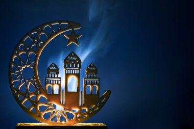 Süslü Arap süslemeleri. Geceleri yanan mumlar ve parıldayan altın bokeh ışıkları. Müslüman kutsal ayı Ramazan Kareem için kutlama kartı.