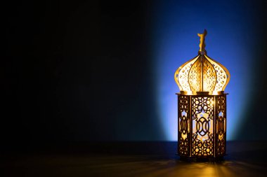 Süslü Arap feneri. Geceleri yanan mum ve parıldayan altın bokeh ışıkları. Müslüman kutsal ayı Ramazan Kareem için kutlama kartı.