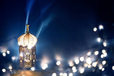 Süslü Arap feneri. Geceleri yanan mum ve parıldayan altın bokeh ışıkları. Müslüman kutsal ayı Ramazan Kareem için kutlama kartı.