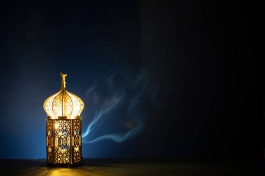 Süslü Arap feneri. Geceleri yanan mum ve parıldayan altın bokeh ışıkları. Müslüman kutsal ayı Ramazan Kareem için kutlama kartı.