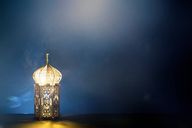 Süslü Arap feneri. Geceleri yanan mum ve parıldayan altın bokeh ışıkları. Müslüman kutsal ayı Ramazan Kareem için kutlama kartı.