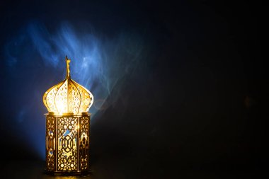 Süslü Arap feneri. Geceleri yanan mum ve parıldayan altın bokeh ışıkları. Müslüman kutsal ayı Ramazan Kareem için kutlama kartı.