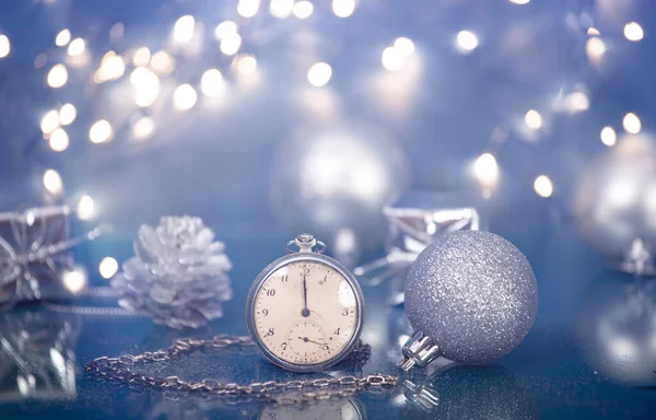 Oude Zilveren Klok Rond Middernacht Sprankelende Kerstversiering Nieuwjaarsconcept — Stockfoto