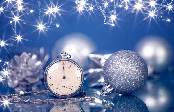 Antiguo Reloj Plata Cerca Medianoche Brillante Decoración Navidad Concepto Año — Foto de Stock