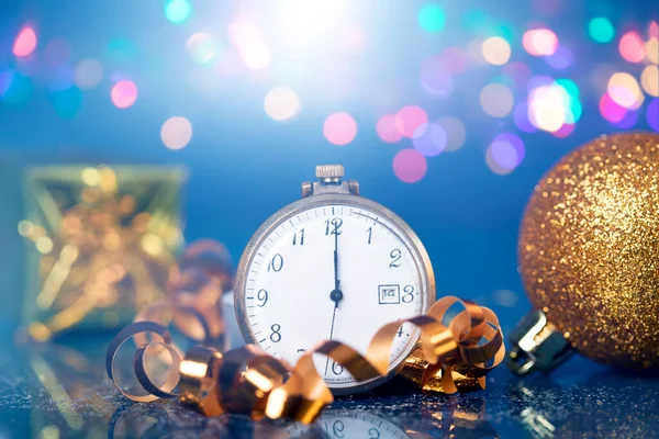 Alte Goldene Uhr Kurz Vor Mitternacht Und Funkelnde Weihnachtsdekoration Neujahrskonzept — Stockfoto