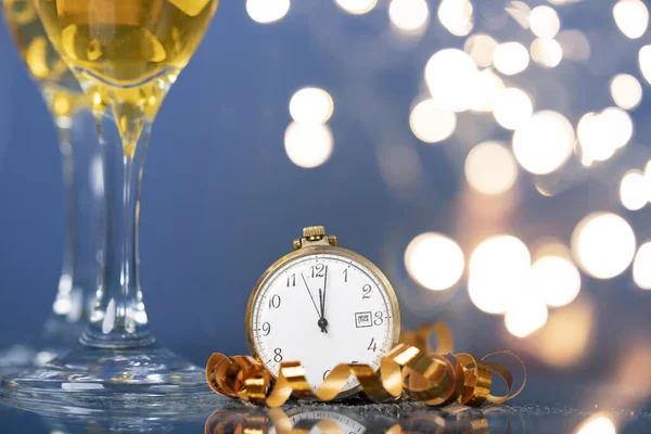 Alte Goldene Uhr Kurz Vor Mitternacht Champagner Und Funkelnde Weihnachtsdekoration — Stockfoto