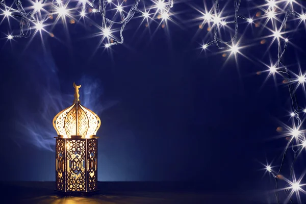 Украшенный Арабский Фонарь Горящей Ночью Свечой Сверкающими Золотыми Боке Огнями — стоковое фото