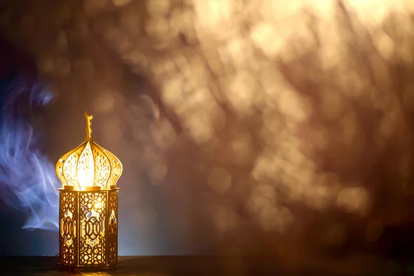 Lanterna Árabe Ornamental Com Vela Acesa Brilhando Noite Luzes Bokeh — Fotografia de Stock