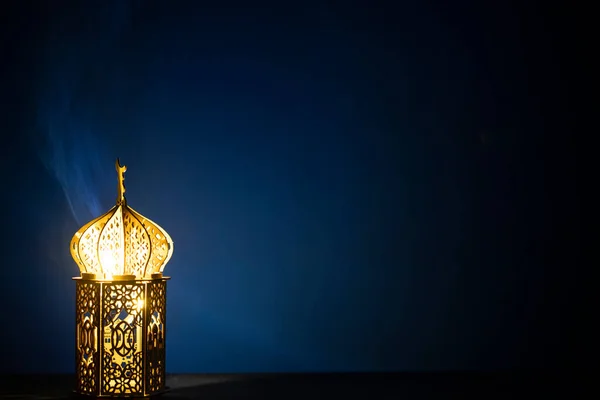Linterna Árabe Ornamental Con Vela Encendida Que Brilla Por Noche — Foto de Stock