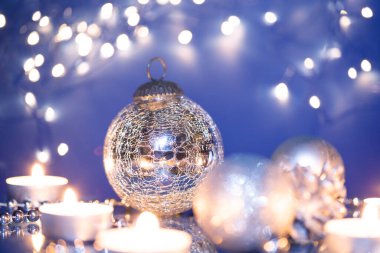 Gümüş Noel baloları ve parlak tatil geçmişi. Sihirli tatil ışıkları. Mutlu Noeller ve mutlu yıllar.