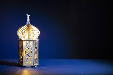 Süslü Arap feneri. Geceleri yanan mum ve parıldayan altın bokeh ışıkları. Müslüman kutsal ayı Ramazan Kareem için kutlama kartı.