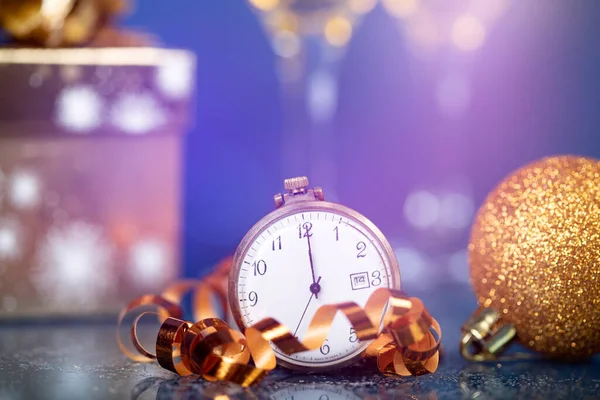 Gammal Gyllene Klocka Nära Midnatt Champagne Och Gnistrande Juldekoration Nyårskoncept — Stockfoto