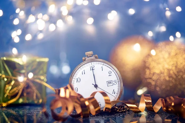 午夜临近的金色古钟 香槟和闪闪发光的圣诞装饰 新年理念 — 图库照片