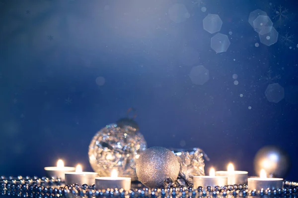 Bolas Navidad Plata Sobre Brillante Fondo Vacaciones Luces Mágicas Navideñas —  Fotos de Stock