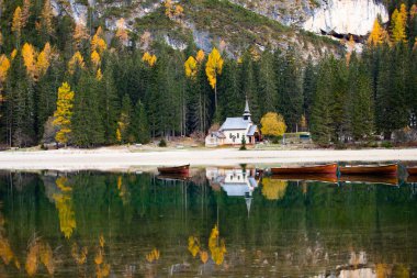 Dolomite Dağları, Güney Tirol 'deki en güzel göllerden biri olan Lago di Braies' in muhteşem manzarası. Popüler turistik cazibe.