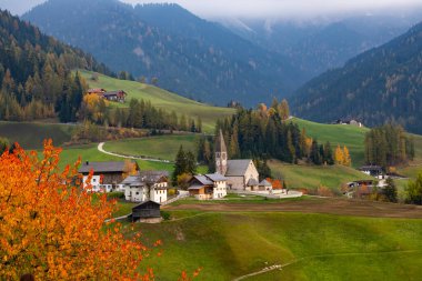 Arka planda büyülü Dolomitler olan Santa Maddalena köyü, Val di Funes vadisi, Trentino Alto Adige bölgesi, İtalya, Avrupa