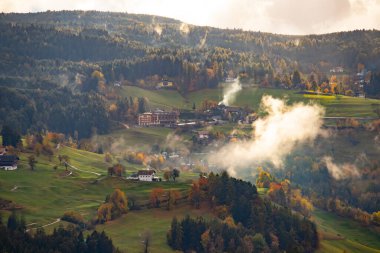 Sonbaharda Dolomite Dağı 'nda küçük bir köy. Etrafı sisle çevrili..