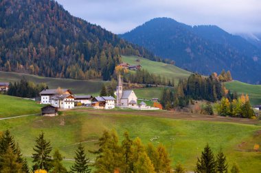 Arka planda büyülü Dolomitler olan Santa Maddalena köyü, Val di Funes vadisi, Trentino Alto Adige bölgesi, İtalya, Avrupa