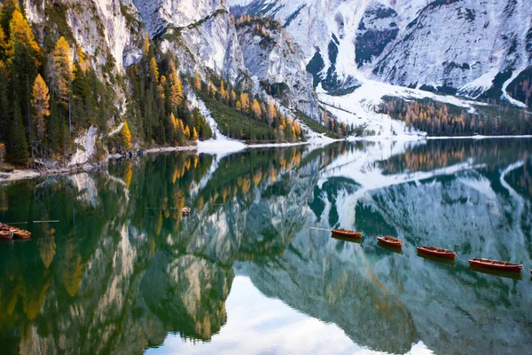 意大利多洛美斯山脉南蒂罗尔最美丽的湖泊之一 布雷厄斯的迷人景色 受欢迎的旅游景点 — 图库照片