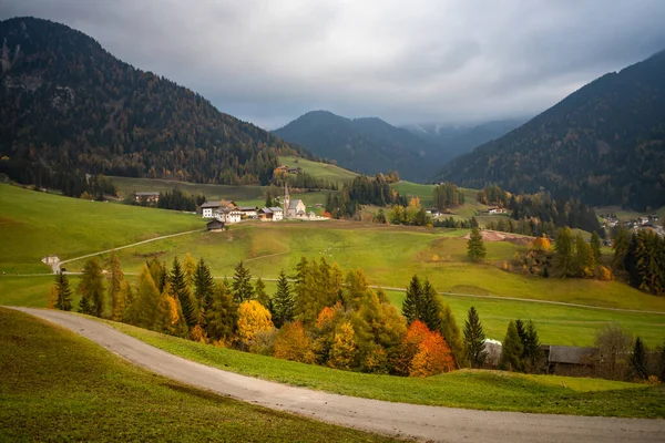 Borgo Santa Maddalena Con Magiche Dolomiti Sullo Sfondo Val Funes — Foto Stock