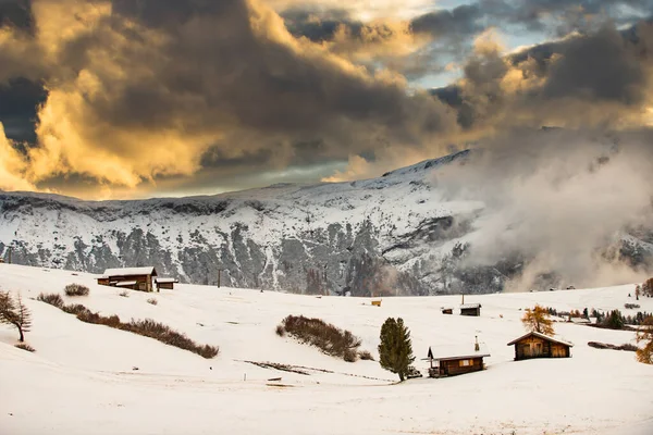 Pequeña Casa Campo Puesta Sol Mágica Las Montañas Dolomitas Alpe — Foto de Stock