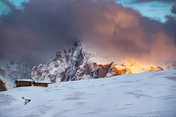 Liten Stuga Magisk Solnedgång Dolomitbergen Alpe Siusi Italien Vintern — Stockfoto