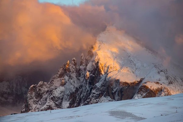 Liten Stuga Magisk Solnedgång Dolomitbergen Alpe Siusi Italien Vintern — Stockfoto