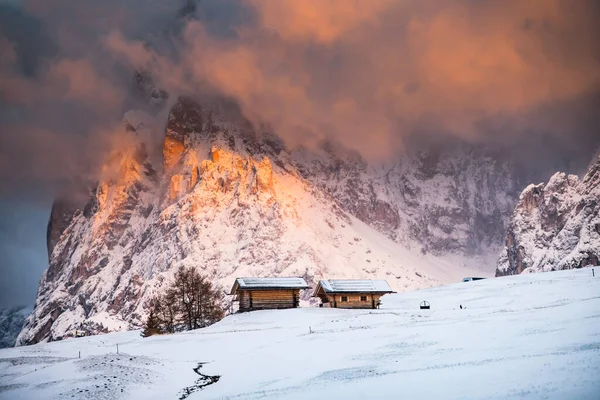 Kleine Cottage Magische Zonsondergang Dolomieten Bergen Alpe Siusi Italië Winter — Stockfoto
