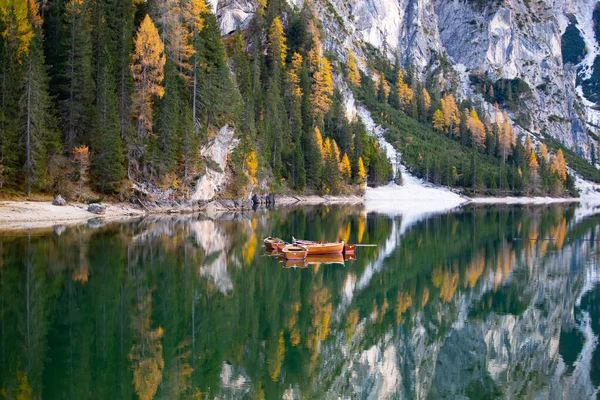 Increíble Vista Del Lago Braies Uno Los Más Bellos Del —  Fotos de Stock