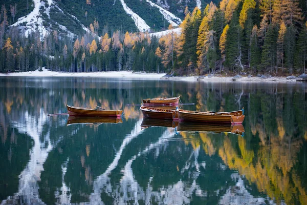 意大利多洛美斯山脉南蒂罗尔最美丽的湖泊之一 布雷厄斯的迷人景色 受欢迎的旅游景点 — 图库照片