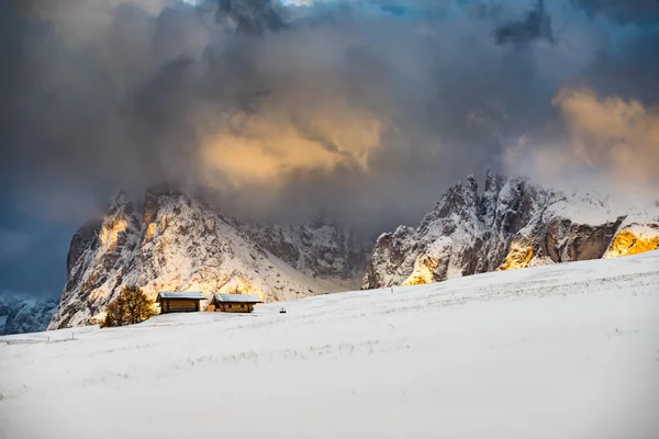 Pequeña Casa Campo Puesta Sol Mágica Las Montañas Dolomitas Alpe — Foto de Stock